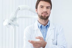 Content Dam Diq Online Articles 2015 03 Dentist Explaining 1 Content Dam Diq Online Articles 2015 03 Dentist Explaining 1