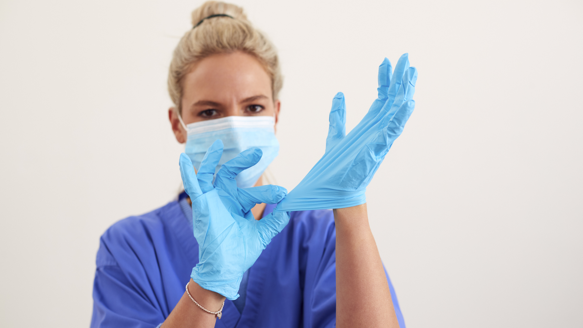 Надеть стерильные перчатки. Надевание нестерильных перчаток. PPE Gloves on people. Как одевать стерильные перчатки хирургу.